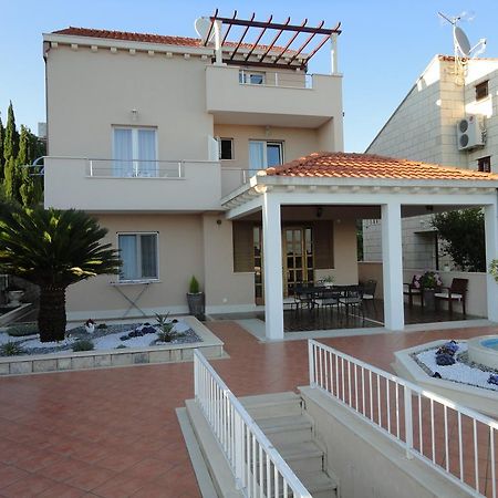 Soko Apartments & Rooms Затон Екстериор снимка