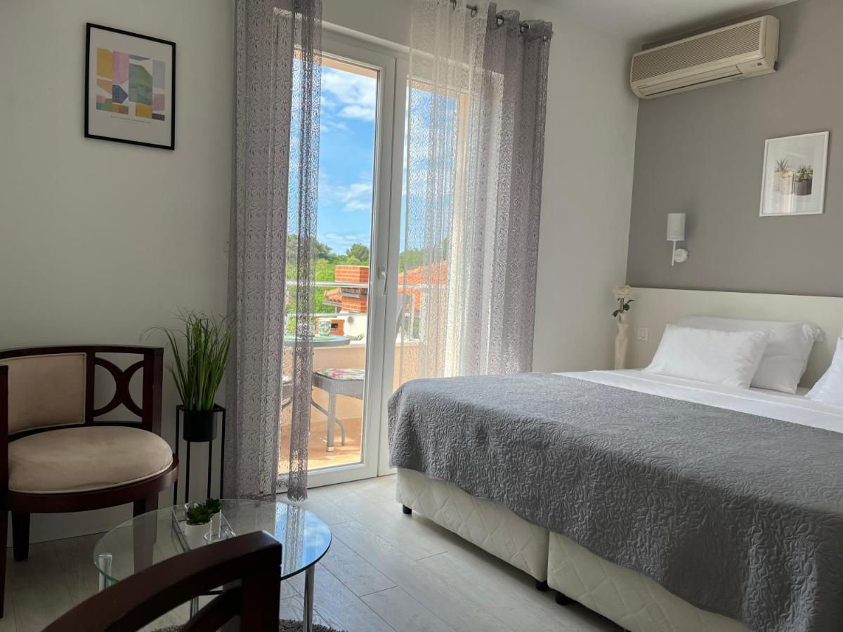 Soko Apartments & Rooms Затон Екстериор снимка