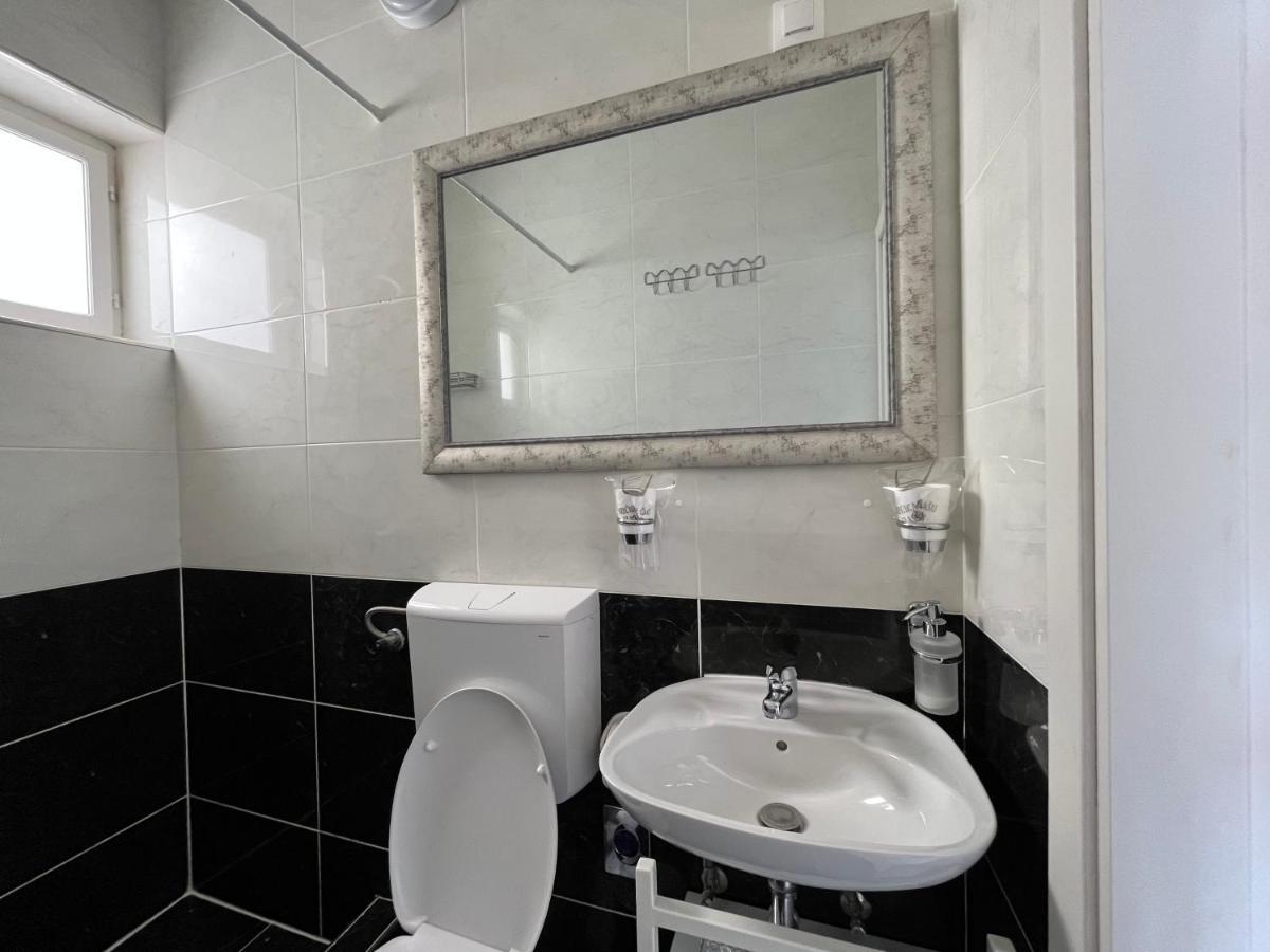Soko Apartments & Rooms Затон Екстериор снимка