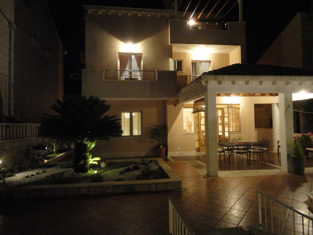 Soko Apartments & Rooms Затон Екстериор снимка