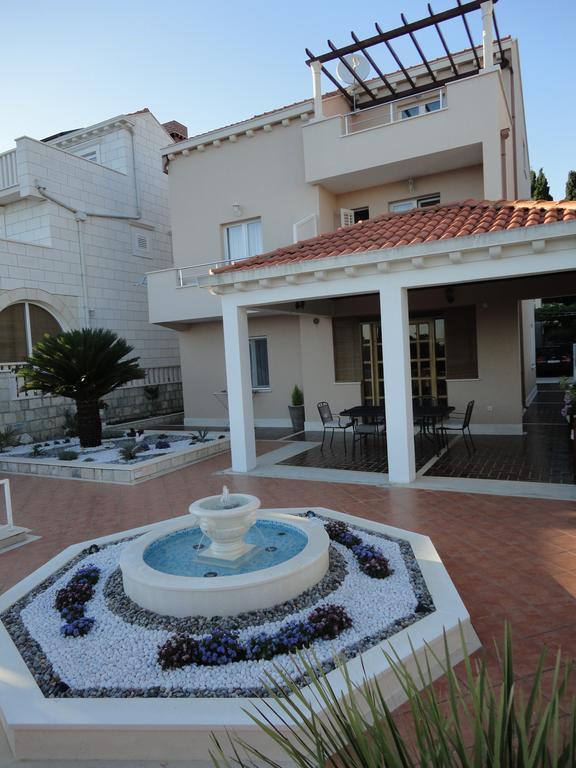 Soko Apartments & Rooms Затон Екстериор снимка
